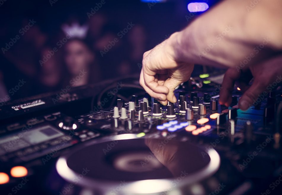 DJ en action de mix sur une régie Pioneer