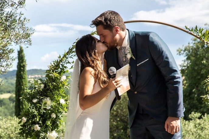 Mariés s'embrassant pendant la cérémonie laique de leur mariage en provence