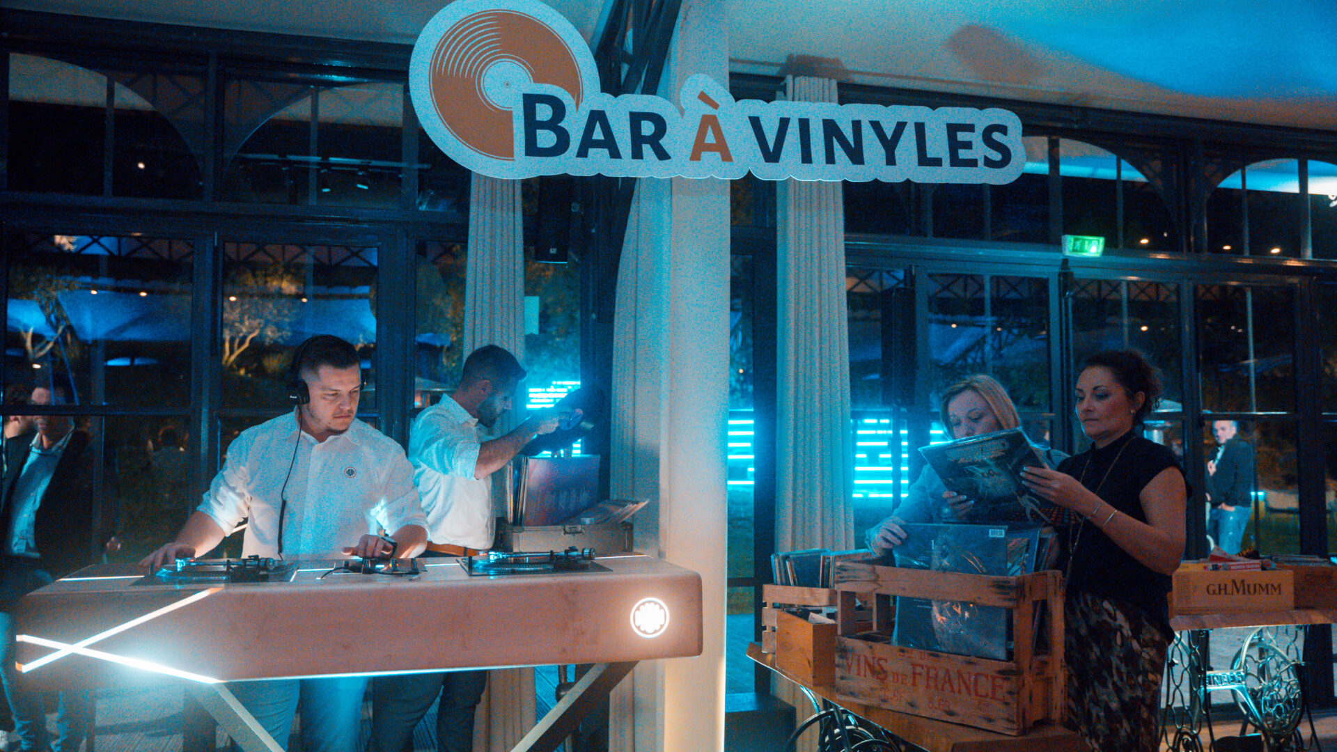 Bar à vinyles soirée mariage prestigieux en Provence
