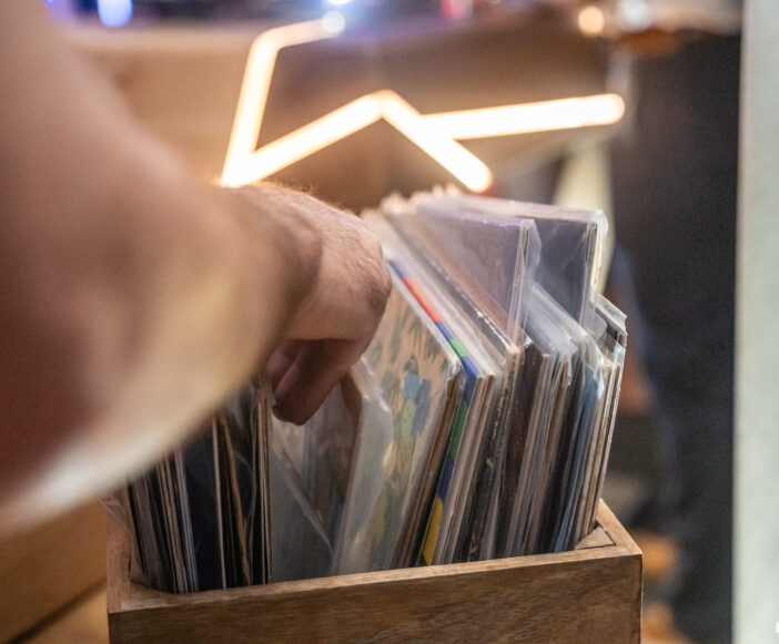 Collection de bar à vinyles pour un mariage en provence