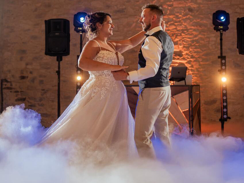 Fumée lourde pour une belle ouverture de bal de mariage en Provence