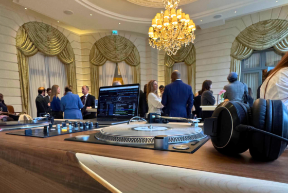 Bar à vinyles pour un événement professionnel avec un DJ pour entreprise au luxueux Ritz Paris