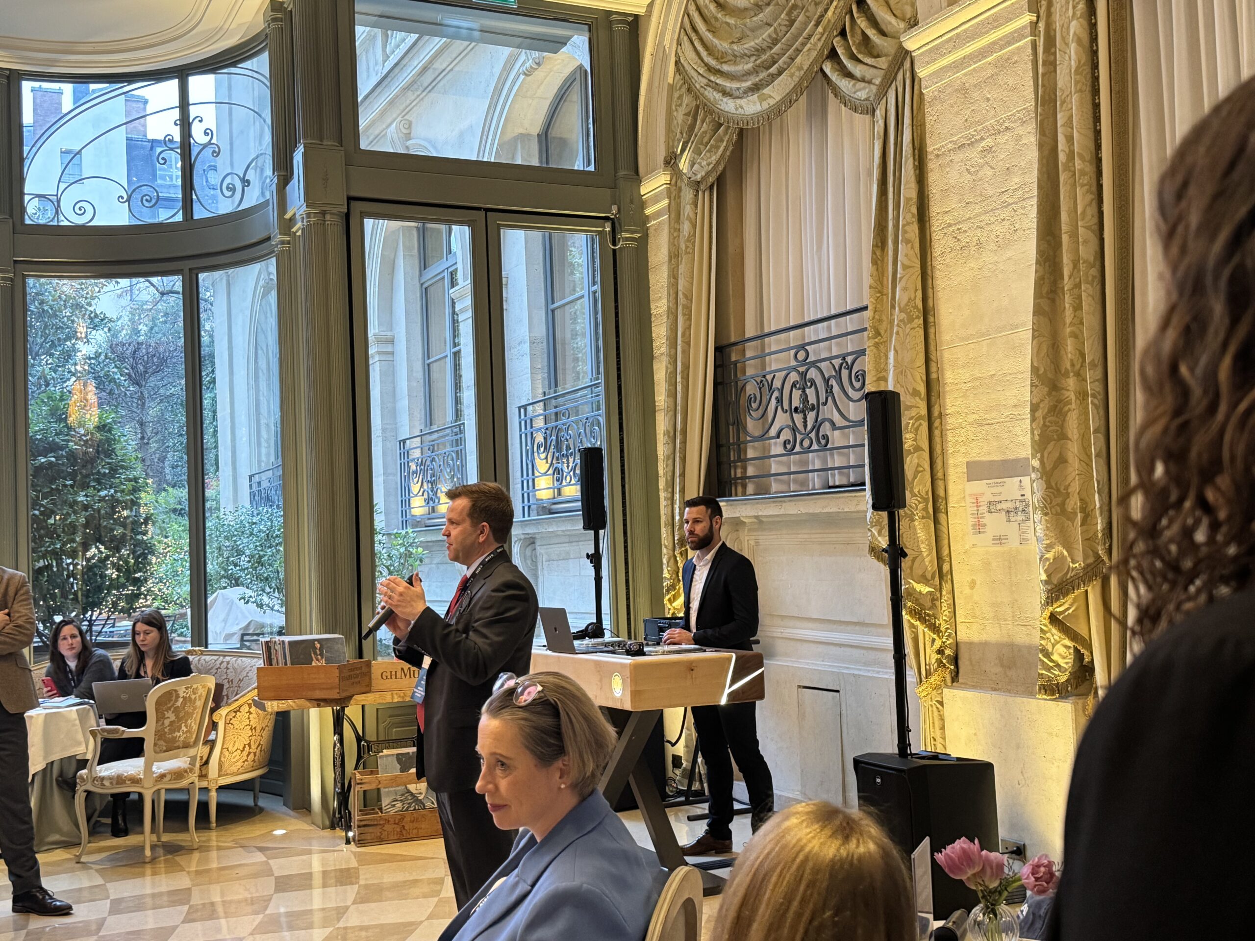 Image d'un DJ haut de gamme lors d'une prestation pour un événement d'entreprise, illustrant notre engagement envers l'excellence et le professionnalisme