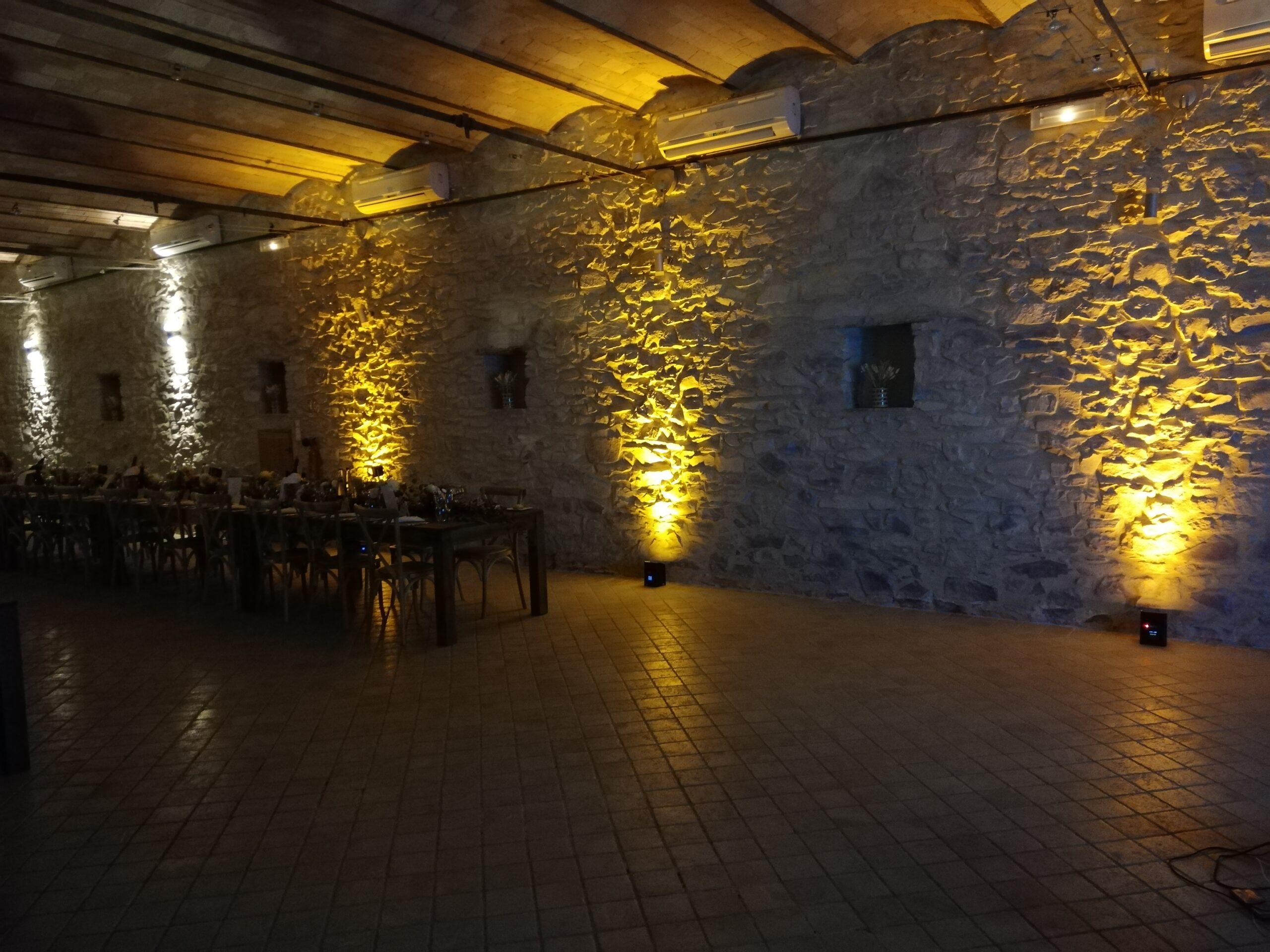 Eclairage évènementiel architectural pour mise en valeur d'une salle de réception.