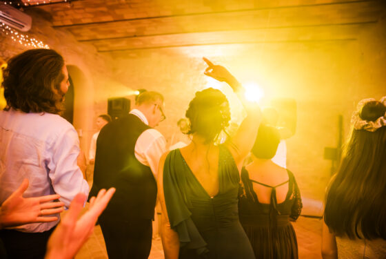 Piste de danse pour un mariage avec de belles lumières