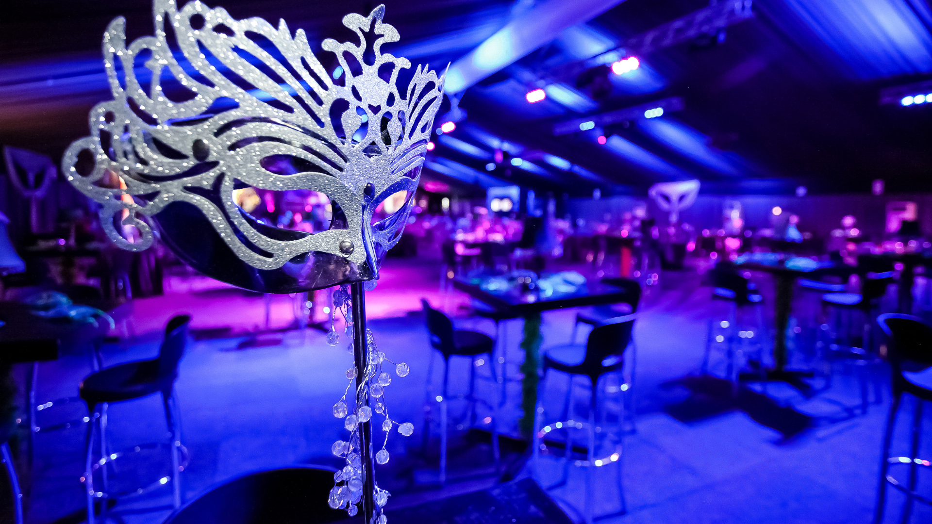 Scénographie événementiel entreprise Gard et Vaucluse. Design technique intégré (son, lumière, décor) et conception d'ambiance sur mesure pour un impact mémorable.