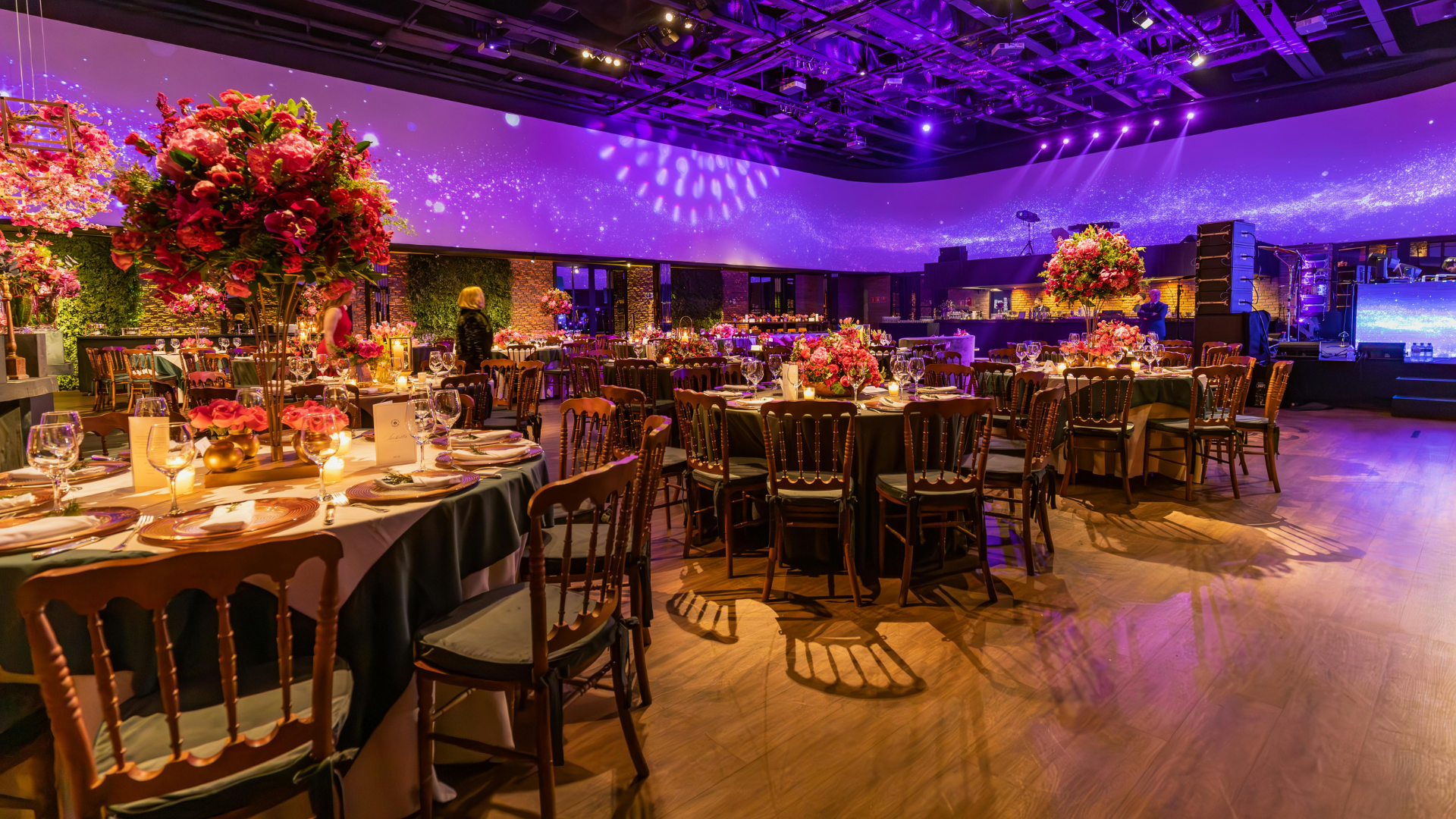 Scénographie événementiel entreprise Gard et Vaucluse. Design technique intégré (son, lumière, décor) et conception d'ambiance sur mesure pour un impact mémorable.