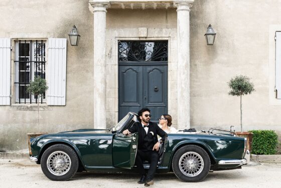 Photos mariage dj gard devant un chateau en provence avec les mariés dans une voiture de collection