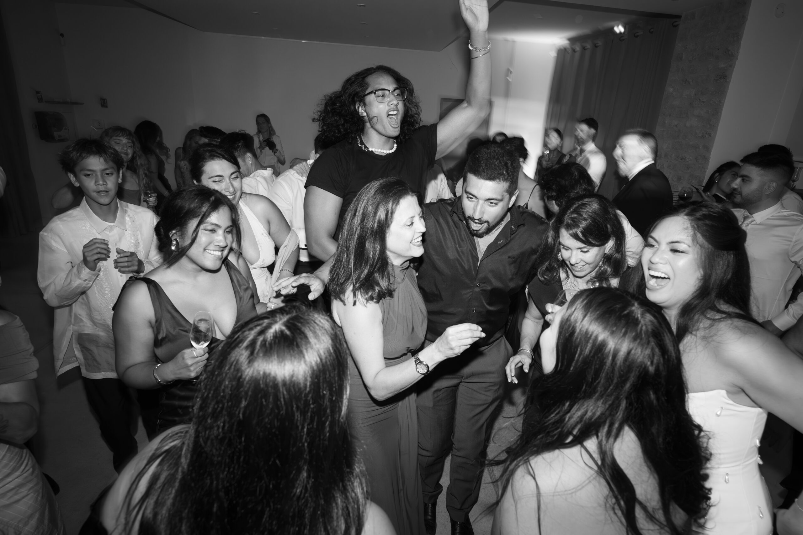 Piste de danse avec une incroyable énergie pour le mariage de clients américains en France